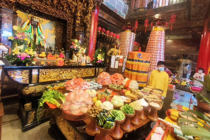 台南市定古蹟善化慶安宮21日依循古禮舉辦秋祭大典,廟中除供奉一般常見的五文昌帝君外,還有被尊稱為「台灣孔子」的沈光文,是少見的「六文昌」廟。中央社記者楊思瑞攝 110年9月21日