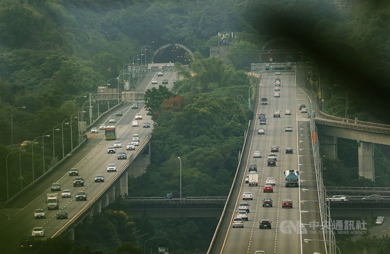 中秋連假第4天收假日,各地國道全線車流雖多但車行順暢,未傳嚴重塞車情形。圖為國道3號木柵交流道21日午後雙向車流。中央社記者郭日曉攝 110年9月21日