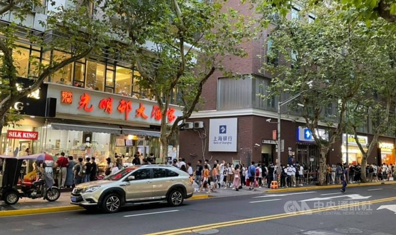 上海人中秋節必吃鮮肉月餅,知名餅店的月餅搶手,其中光明邨大酒家的月餅更是一餅難求,要排上6個小時才能買到。圖為中秋節前夕,店外排隊的人潮。中央社記者吳柏緯上海攝 110年9月21日