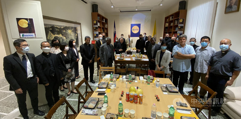 駐教廷大使館舉辦中秋餐會,多位教廷高階神職人員皆出席。(駐教廷大使館提供)中央社記者黃雅詩梵蒂岡傳真 110年9月21日
