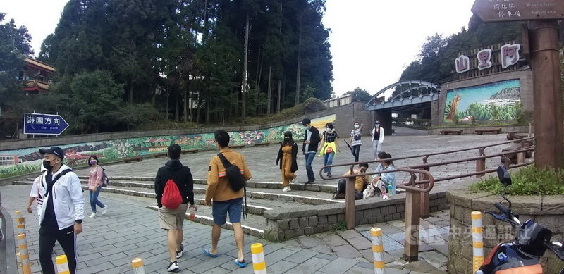 中秋連假最後一天,嘉義林區管理處阿里山工作站表示,到21日下午3時為止,阿里山入園人數約1千人次,4天連假總入園人數不超1萬人次,遊客都是自己開小客車、休旅車上山的,少了搭遊覽車到阿里山的國旅人潮,入園人數就不會太多。(嘉義林管處提供)中央社記者蔡智明傳真 110年9月21日