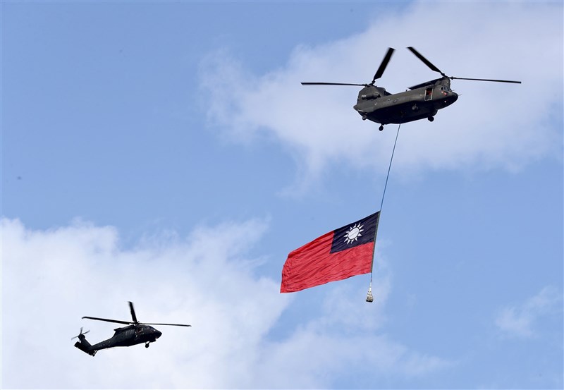 今年雙十國慶CH-47運輸直升機將吊掛18公尺乘12公尺史上最巨大國旗。圖為去年國慶預演,CH-47吊掛巨幅國旗進場。(中央社檔案照片)