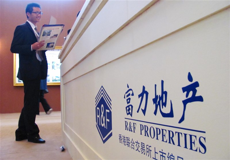 大型房企富力地產近日與控股公司碧桂園服務達成協議,將以不超過約新台幣430億元出售旗下物業資產。圖為上海房地產展示會的富力地產特區。(中新社)