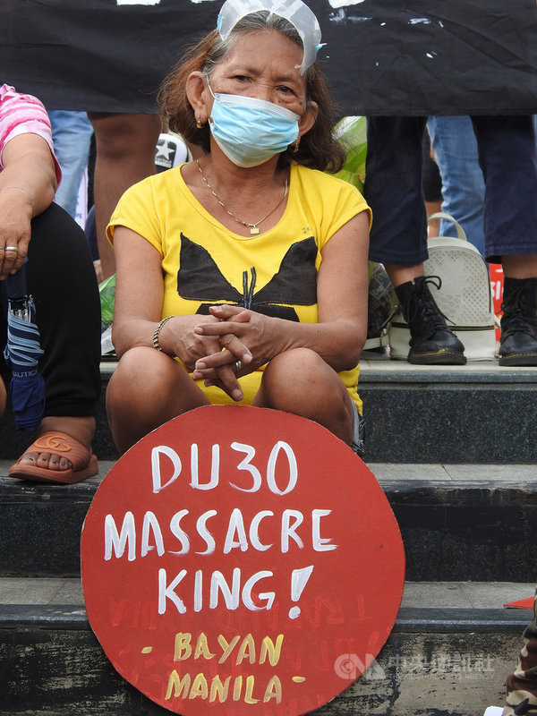 數千名菲國民眾21日集結馬尼拉市波尼法西奧廣場示威，民眾製作「杜特蒂，屠殺之王！」標語抗議掃毒戰殺戮，呼籲別再讓杜特蒂和馬可仕家族2022年延續政治影響力。中央社記者陳妍君馬尼拉攝  110年9月21日