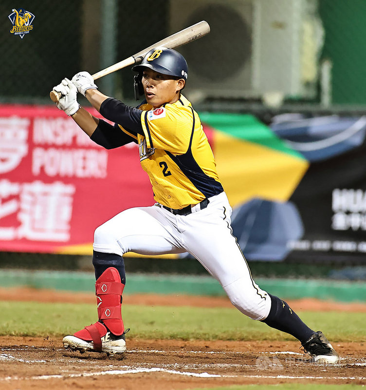 中職中信兄弟隊野手李聖裕以自主培訓球員合約展開職棒生涯,去年整季在二軍磨練,3日正式升上一軍;李聖裕21日受訪自評目前表現還算及格,希望能把握機會、爭取更多上場空間。圖為李聖裕110年9月18日出賽畫面。(中信兄弟提供)中央社記者謝靜雯傳真 110年9月21日