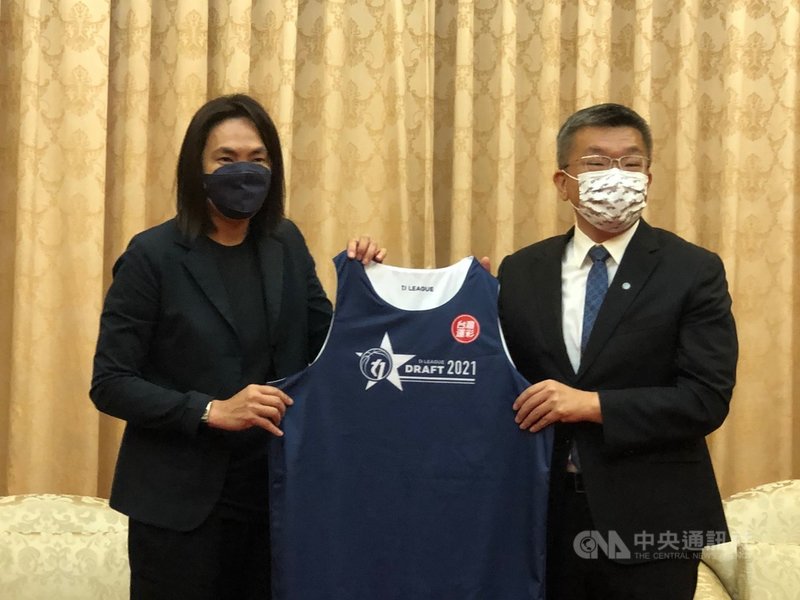台灣職籃T1 League會長錢薇娟(左)22日前往立法院,拜會立法院副院長、中華職棒聯盟會長蔡其昌(右),針對洋將入台議題進行交流。中央社記者黃巧雯攝 110年9月22日