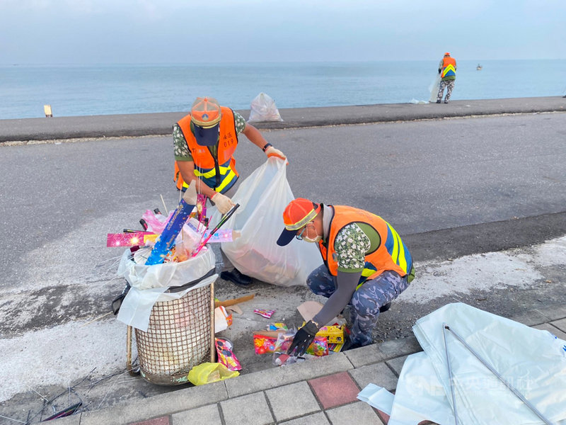 中秋4天連假結束,台南市安平區及南區沿海景點共清出8.5公噸垃圾。(台南市政府提供)中央社記者張榮祥台南傳真 110年9月22日
