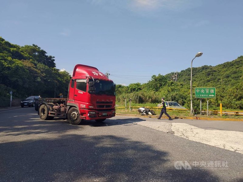 何姓男子22日上午駕駛貨櫃曳引車行經瑞芳區楓子瀨路欲左轉進入中央貨櫃場時,不慎與一輛機車相撞,騎士鄭姓男子頭部受傷意識不清,送醫不治。(讀者提供)中央社記者王朝鈺傳真 110年9月22日