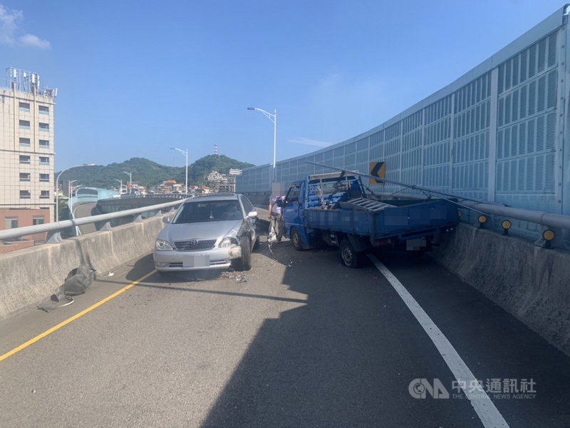 81歲林姓老翁22日上午疑對路況不熟,駕駛自小客車從基隆市中山一路逆向開上西岸高架橋,正好遇到余姓男子駕駛小貨車迎面而來,雙方見狀立即閃避,但2輛車頭仍撞上受損,所幸2人都沒有受傷。(讀者提供)中央社記者王朝鈺傳真 110年9月22日