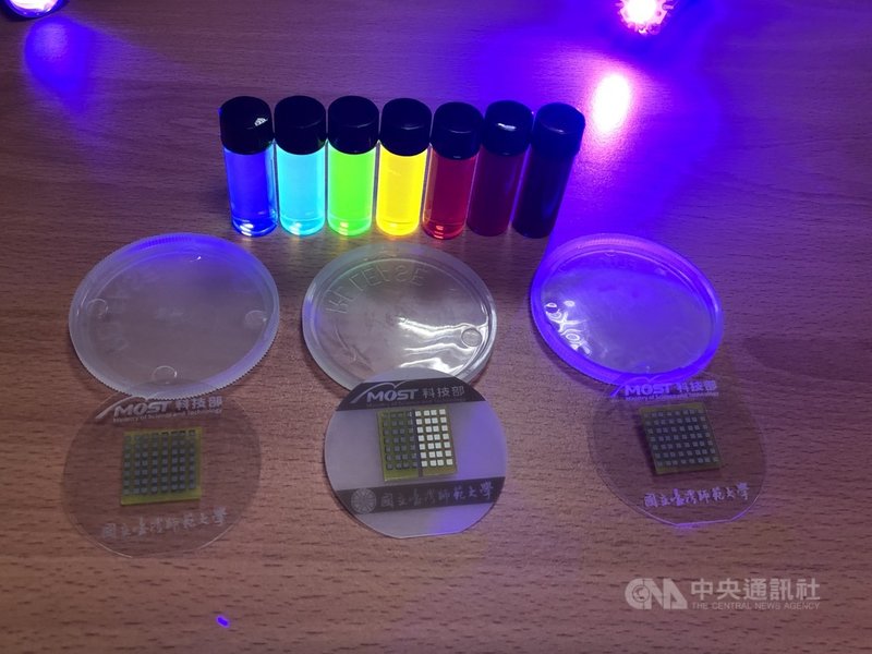 科技部22日舉行記者會,台師大團隊發表新世代發光記憶體研究成果。圖為團隊透過調控鈣鈦礦量子點的合成大小,就可以有效控制發光波長,因而有不同的顯示顏色,可涵蓋整個可見光譜。中央社記者蘇思云攝 110年9月22日