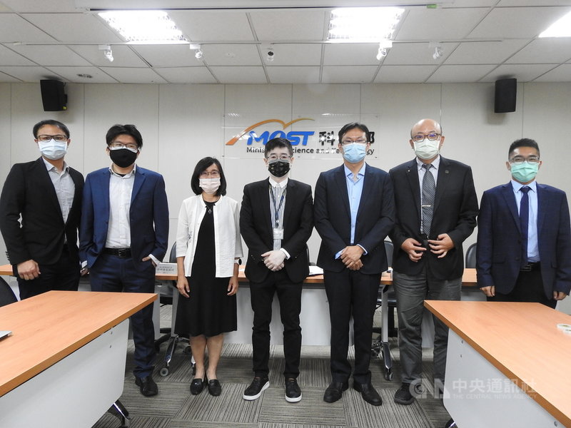 科技部於22日舉行記者會,台師大團隊發表新世代發光記憶體研究成果。圖為科技部自然司司長羅夢凡(左4)、台師大光電工程所教授李亞儒(右3)、助理教授張俊傑(左2)、研究生李家榮(左1)與嚴孟城(右1)。(科技部提供) 中央社記者蘇思云傳真 110年9月22日