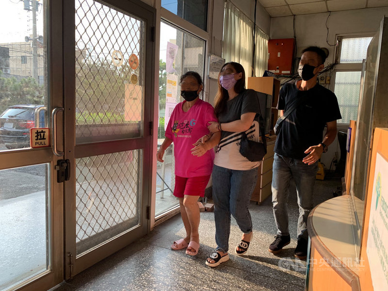 因車禍失憶陳姓女子(中)忘了回家的路20年,男友從她的記憶中拼湊出老家在雲林莿桐,經斗六警分局協助,中秋節終於返鄉與母親(左)團聚。(民眾提供)中央社記者蔡智明傳真 110年9月22日
