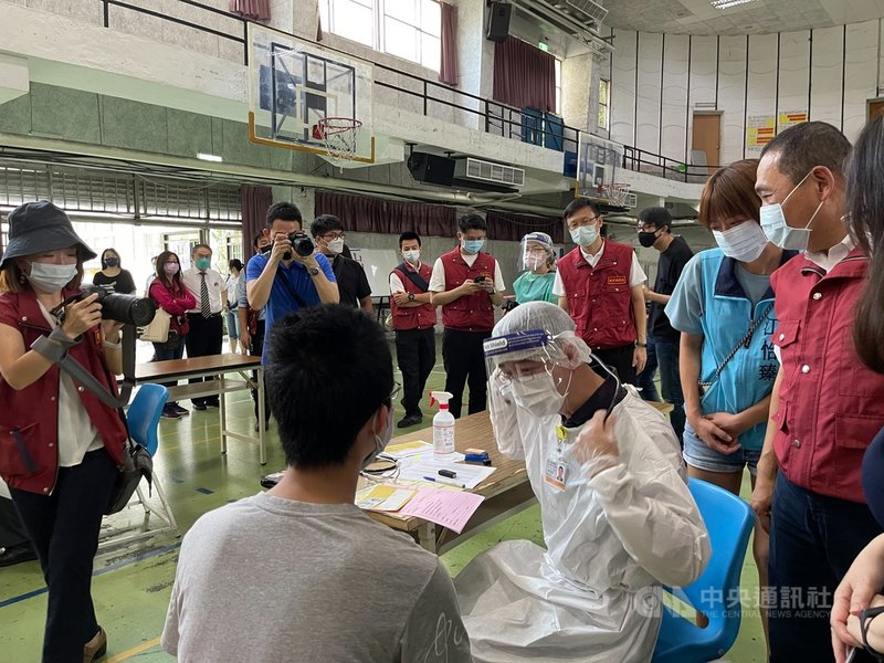 新北市長侯友宜(前右)22日下午到板橋高中視察疫苗接種情形,沿動線檢視接種等待區、評估區、接種區及休息觀察區。(新北教育局提供)中央社記者黃旭昇新北傳真 110年9月22日