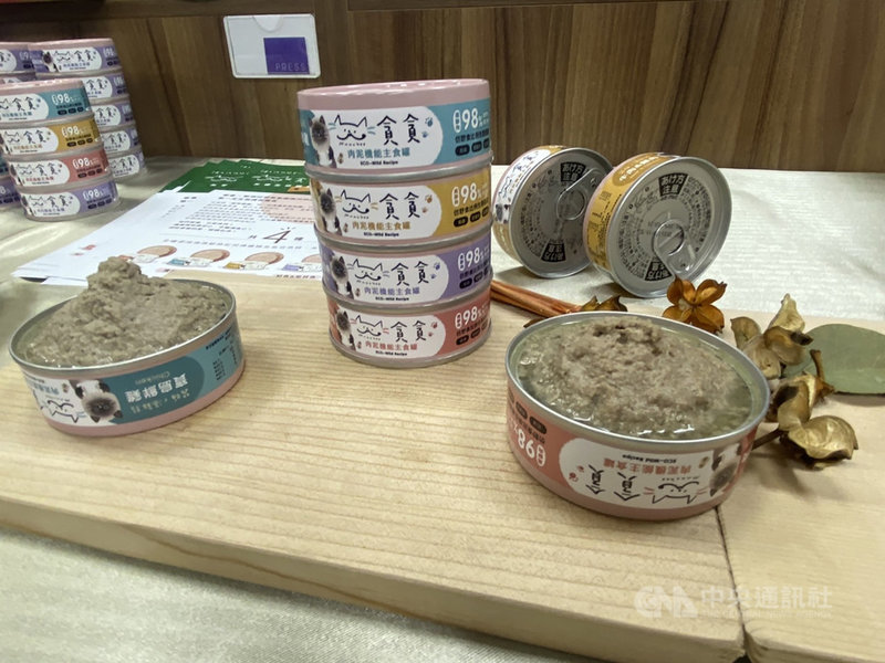 農委會苗栗農改場22日舉行記者會,宣布國內首度成功研發蠶蛹配方貓罐頭,讓貓奴餵食貓咪時有其他選擇,且可有效抑制動物腸道壞菌生長。中央社記者吳欣紜攝 110年9月22日