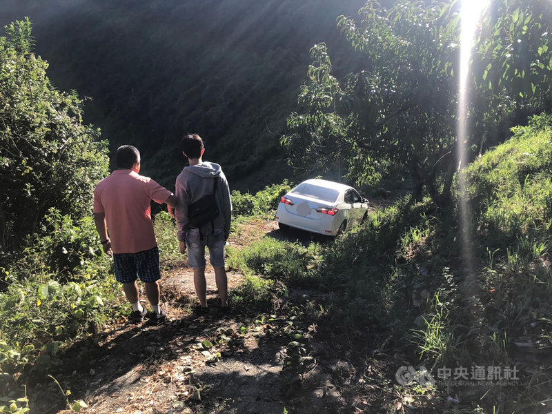 來自苗栗縣的28歲賴姓男子駕駛轎車載著女友,打算去合歡山武嶺看日出,不料導航卻指示行駛省道台14線旁一條產業道路,賴男認為衛星導航不會出錯,便依循路線一直往山區開,最後因道路實在太狹窄及路面泥濘,動彈不得受困,只好報警求助,所幸人車平安。(南投仁愛警分局提供)中央社記者蕭博陽南投縣傳真 110年9月22日