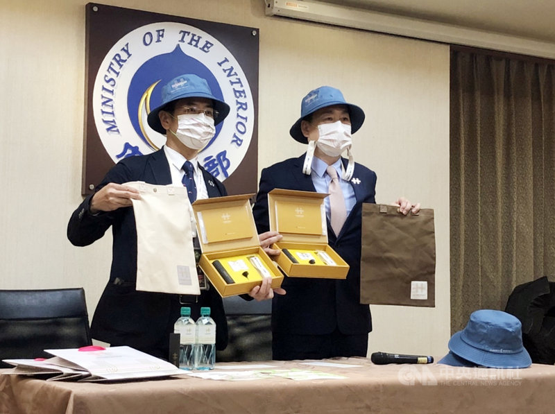 中華民國國慶籌備委員會22日首度展示110年國慶大會禮賓紀念品,包含國慶限定防疫噴瓶、口罩、口罩掛繩等。中央社記者賴于榛攝 110年9月22日