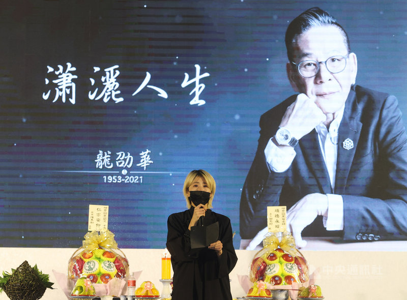 金鐘獎視帝龍劭華14日過世,享壽68歲,追思告別式22日在台北市第一殯儀館景行廳舉行,女兒陳璇(圖)在靈前追思父親。中央社記者謝佳璋攝 110年9月22日