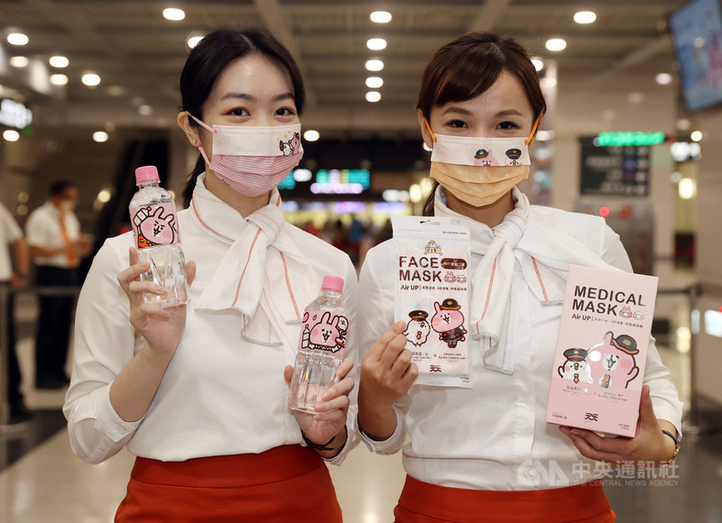 台灣高鐵於2019年推出「台灣高鐵與卡娜赫拉的小動物」聯名商品,受消費者喜愛,22日再推出新版瓶裝水及防護口罩。中央社記者鄭傑文攝 110年9月22日