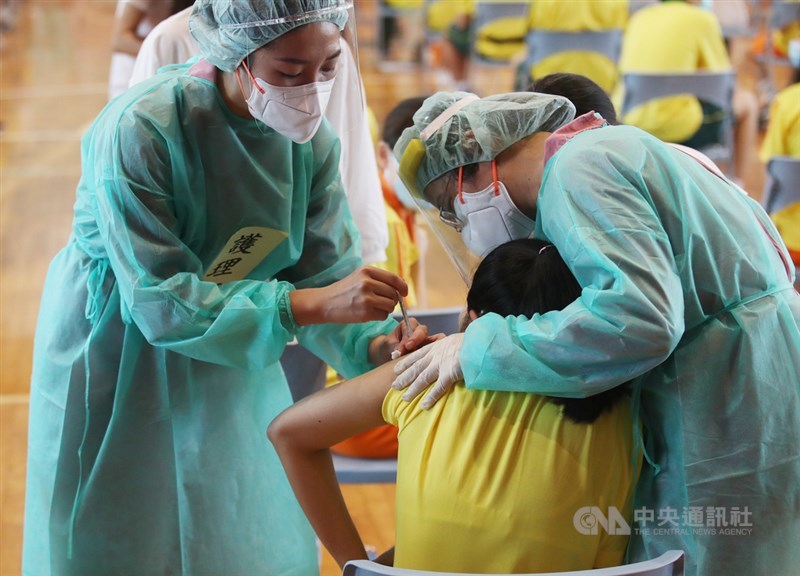 衛生福利部和教育部規劃安排年滿12歲至未滿18歲青少年接種BNT疫苗,包括雙北在內的5縣市22日率先開始施打。中央社記者張新偉攝 110年9月22日