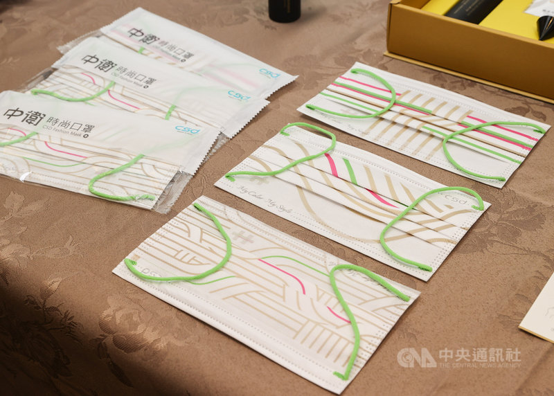 中華民國國慶籌備委員會22日首度展示110年國慶大會禮賓紀念品,禮盒內含有國慶LOGO設計口罩。中央社記者鄭清元攝 110年9月22日