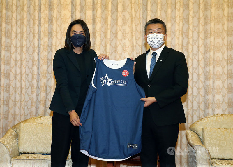 台灣職籃T1 League會長錢薇娟(左)22日針對職業運動洋將入台議題,向中華職棒聯盟會長蔡其昌(右)請益,雙方交換紀念品。中央社記者郭日曉攝 110年9月22日