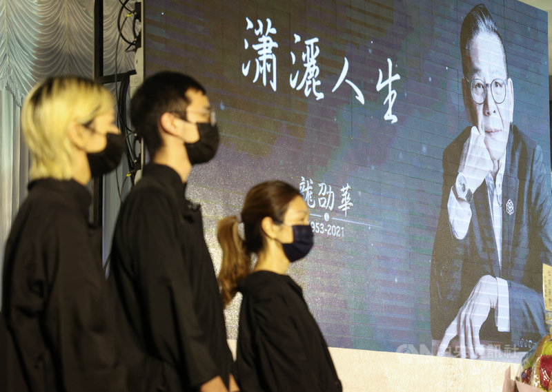 金鐘獎視帝龍劭華14日過世,享壽68歲,追思告別式22日在台北市第一殯儀館景行廳舉行,各界人士到場悼念,家屬在旁致意。中央社記者謝佳璋攝 110年9月22日