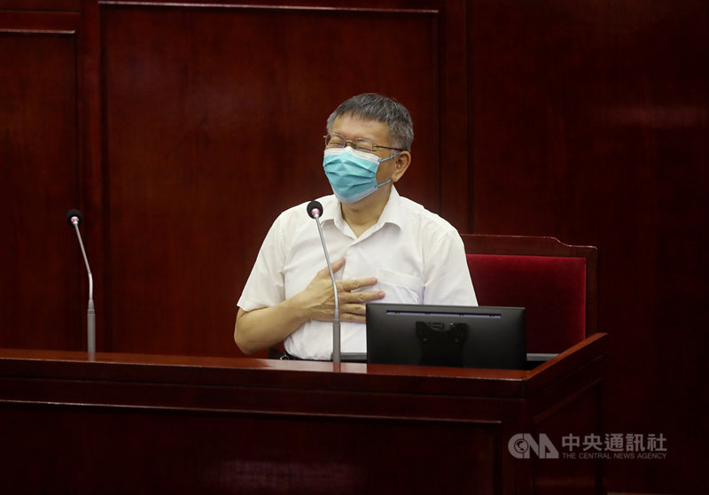 民眾黨主席、台北市長柯文哲(圖)22日赴議會備詢,當國民黨議員王欣儀詢問「塔綠班」是正面還是負面的詞彙時,議場響起質詢時間剩下1分鐘的提醒鈴聲,柯文哲一陣大笑表示,「還以為時間到了,很高興」。中央社記者裴禛攝 110年9月22日