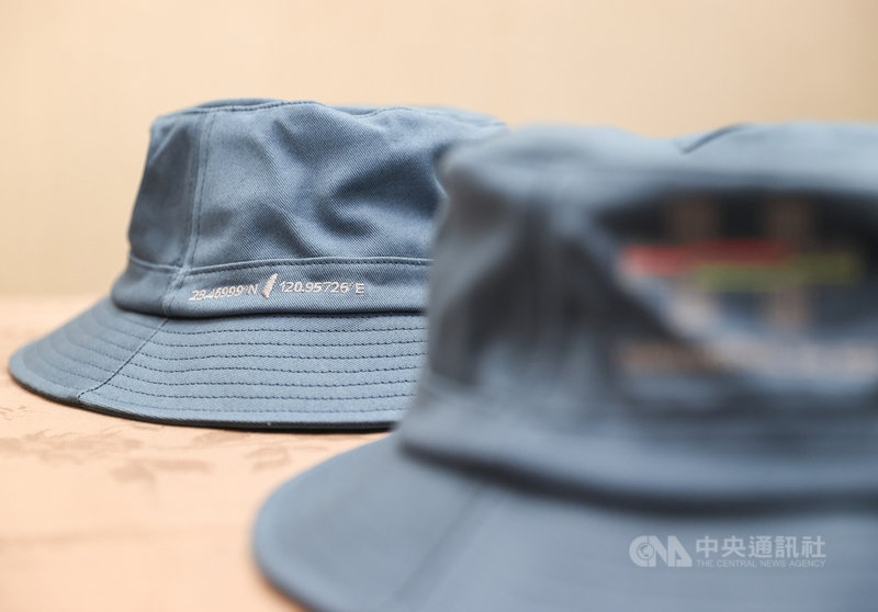 中華民國國慶籌備委員會22日舉行記者會展示110年國慶大會禮賓紀念品,圖為縫製有國慶主視覺,加上具「台灣精神」經緯度的漁夫帽。中央社記者鄭清元攝 110年9月22日