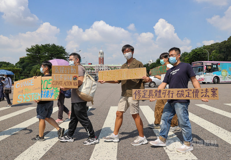 台灣青年氣候聯盟22日舉行記者會,預告25日將於西門捷運站一號出口前廣場舉辦「青年抗暖大遊行」集會活動,並步行至總統府遞交陳情書。中央社記者鄭清元攝 110年9月22日