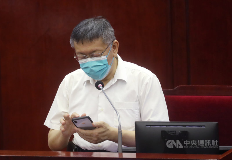 加碼行政院振興五倍券,台北市政府推「台北熊好券」,22日中午有民眾無法進入系統,網路頁面出現服務未預期、找不到台北熊好券欄位等狀況,連台北通APP內的實聯制都當機等問題,無法順利登記。台北市長柯文哲(圖)下午赴台北市議會備詢時,低頭查看手機。中央社記者裴禛攝 110年9月22日