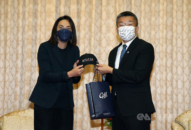 台灣職籃T1 League會長錢薇娟(左)22日前往立法院拜會立法院副院長、中華職棒聯盟會長蔡其昌(右),雙方交換紀念品。中央社記者郭日曉攝 110年9月22日