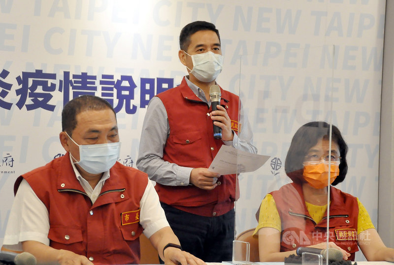 新北市民政局長柯慶忠(中)22日表示,有祭祀公業欲申請舉辦千人派下員大會,但目前新北仍在疫情強化2級警戒階段,聚會人數有所限制,即使在一般2級警戒,也有人數規範,相關申請已經駁回。左為新北市長侯友宜。中央社記者黃旭昇新北市攝 110年9月22日