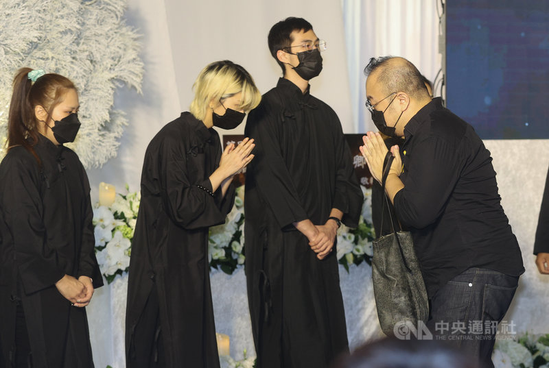 草根金鐘視帝龍劭華14日過世,享壽68歲,追思告別式22日在台北市第一殯儀館舉行,導演葉天倫(右)到場致哀。中央社記者謝佳璋攝 110年9月22日