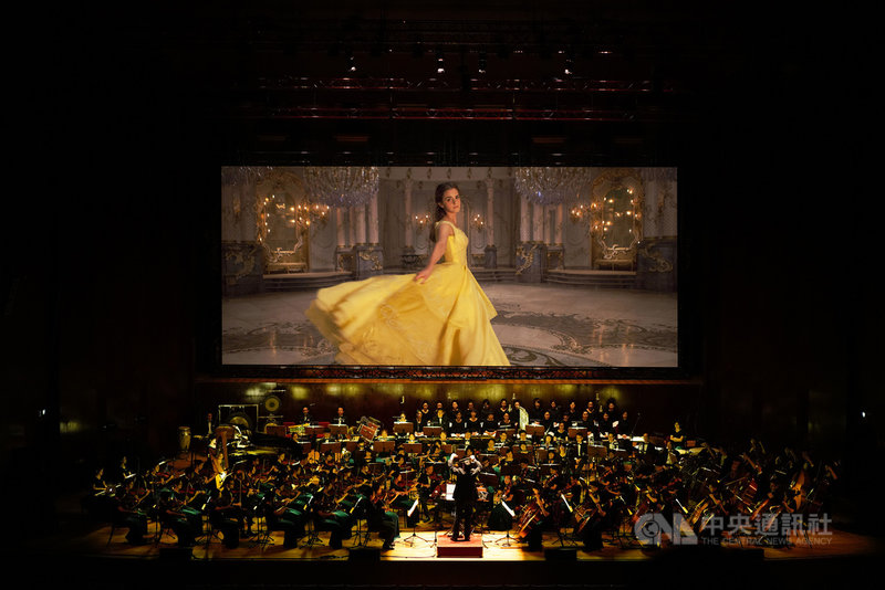 「美女與野獸」電影交響音樂會10月16日將在台北國家音樂廳演出2場,演出將保留電影主角艾瑪.華森等人電影原聲對白與歌唱,讓觀眾在熟悉旋律中重溫美好影像世界。(牛耳藝術提供) 中央社記者趙靜瑜傳真 110年9月22日