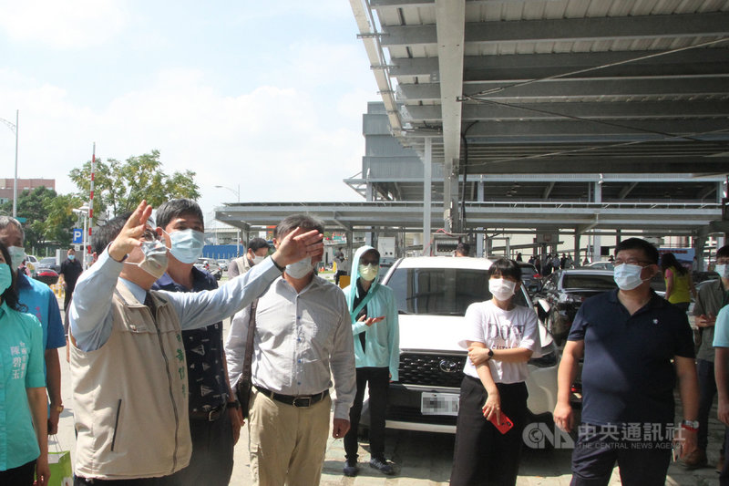 台南市首批設置太陽光電停車棚的4處公有路外停車場22日啟用,台南市長黃偉哲(前左)前往新市區富安三街停車場視察設置情形。中央社記者楊思瑞攝 110年9月22日