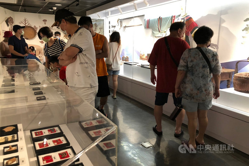 台南市左鎮化石園區為妥善保存西拉雅文物,9月起故事館文物展示升級,並在中秋連假重新對外開放,吸引不少遊客前往參觀。(台南市文化局提供)中央社記者楊思瑞台南傳真 110年9月22日