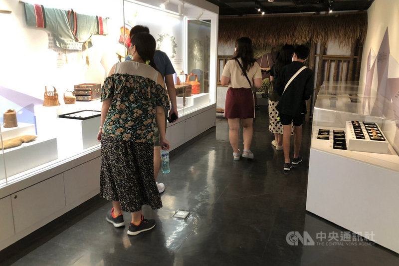 台南市左鎮化石園區故事館文物展示升級,「菜寮探索時光,西拉雅生活」全新常設展覽吸引不少遊客前往參觀。(台南市文化局提供)中央社記者楊思瑞台南傳真 110年9月22日
