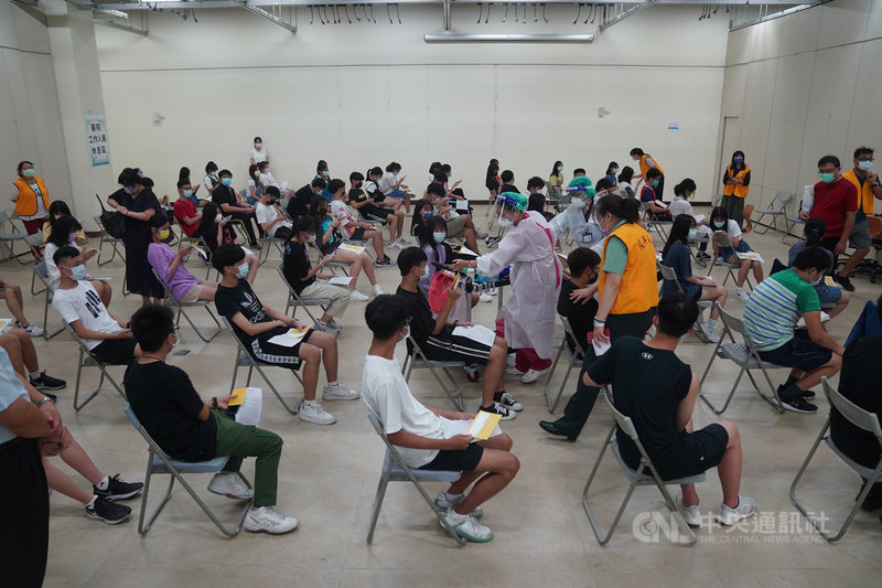 為強化校園防疫,衛生福利部和教育部規劃安排年滿12歲至未滿18歲青少年接種BNT疫苗,包括雙北在內的5縣市22日率先開打。台北市復興高中高一學生在藝術大樓內的藝廊,在校方安排下依序施打疫苗。中央社記者徐肇昌攝 110年9月22日