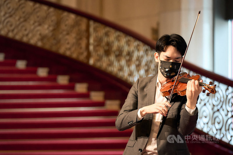 小提琴家林品任(圖)將與NSO國家交響樂團合作演出柴可夫斯基的「小提琴協奏曲」,他22日表示,很感謝NSO藝術顧問準.馬寇爾和NSO肯定,邀請他擔任開季音樂會獨奏家。(NSO國家交響樂團提供)中央社記者趙靜瑜傳真 110年9月22日