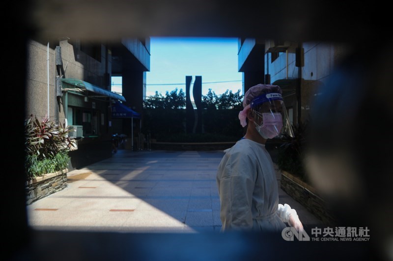 新北市府衛生局22日表示,板橋幼兒園群聚染疫案件,遭集中檢疫居家隔離的社區民眾,383人PCR全部陰性,23日零時將解除隔離。圖為社區內著防護衣的工作人員。(中央社檔案照片)