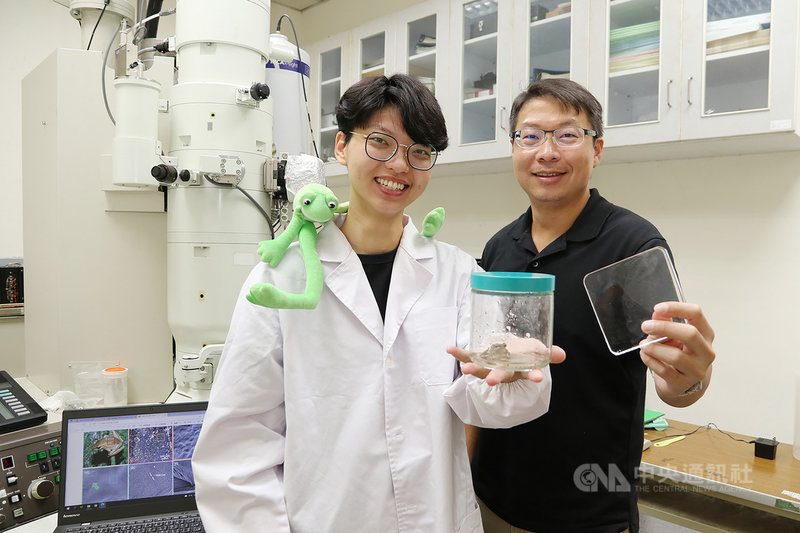 中興大學22日表示,材料系副教授薛涵宇(右)與博士生陳亭綸(左)的團隊從蛙皮上獲得靈感,研發出可抗水中生物附著的多功能仿生塗料,成果10月將刊登於材料頂尖期刊「先進功能性材料」(Advanced Functional Materials)。(中興大學提供)中央社記者趙麗妍傳真 110年9月22日