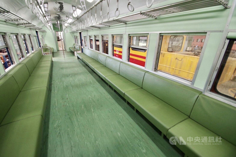 台鐵觀光列車藍皮解憂號將在10月23日復駛,車廂置物架、旅客拉環、綠皮沙發等設備,讓旅客體會最原汁原味的復古風情。(雄獅旅遊提供)中央社記者余曉涵傳真 110年9月22日