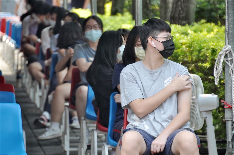 新北市板橋高中22日下午開始接種BNT疫苗,校方在戶外帳棚區設置休息站,提供學生在接種後休息觀察。中央社記者黃旭昇新北攝 110年9月22日