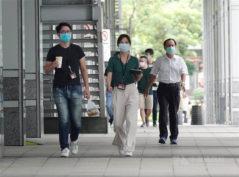 國內22日新增7例COVID-19確定個案,分別為1例本土、6例境外移入。(中央社檔案照片)