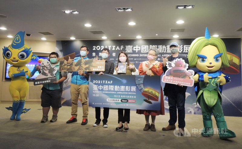 2021台中國際動畫影展(TIAF)將於10月8日登場,台中市影視發展基金會執行長林筱淇(右3)22日與影展節目總監張晏榕、「水果奶奶」趙自強(右2)等人一起出席售票起跑宣傳會,為24日中午起開賣的預售活動造勢。中央社記者郝雪卿攝 110年9月22日