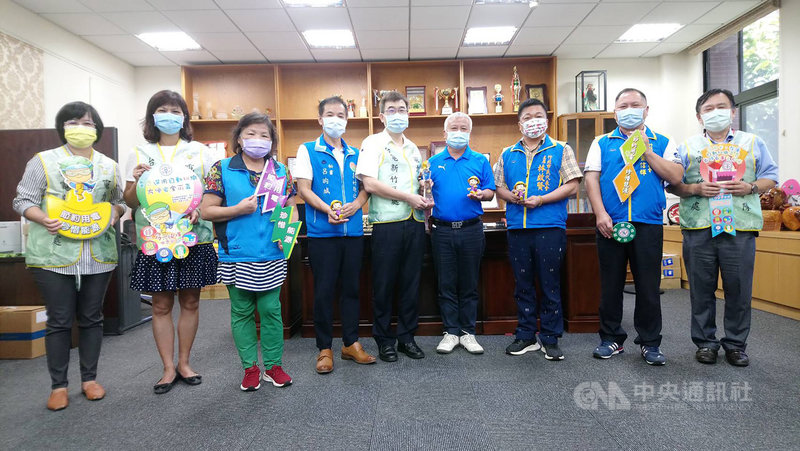 台電日前公布2020年全國縣市節電冠軍地圖,其中竹北市榮獲新竹縣節電王,節電度數達1304萬度,台電新竹區處長胡忠興(左5)22日前往致贈獎座,表達肯定。(台電提供) 中央社記者郭宣彣傳真 110年9月22日