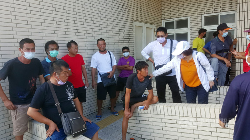 澎湖有近300艘近海漁船擴增駕駛座艙休息空間,與原有建造設計圖不符,港務單位給予一年時間改善,否則將禁止出海,引發漁民不滿,22日在澎湖區漁會集結連署,向中央與楊曜服務處遞交陳情書,尋求解決方案。中央社 110年9月22日