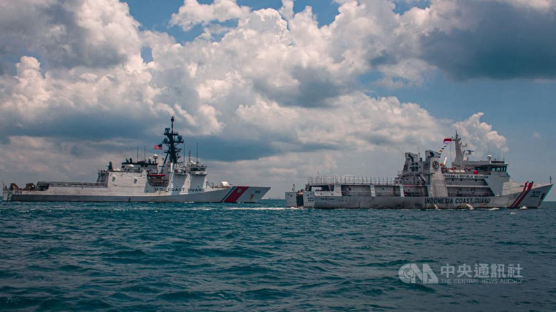 美國海岸防衛隊的海巡艦穆洛號(左)與印尼海事安全局以及印尼海巡艦(右)20日在新加坡海峽演習。(美國駐印尼大使館提供)中央社雅加達傳真 110年9月22日