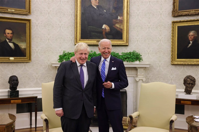 美國總統拜登(右)與英國首相強生(左)21日在白宮橢圓形辦公室會面。(圖取自facebook.com/borisjohnson)