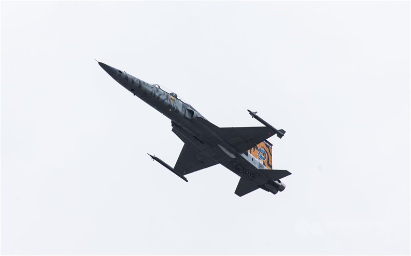 有媒體22日一度報導,空軍F-5型戰機儀表故障緊急返場降落。空軍強調,報導內容子虛烏有,22日訓練任務的機務狀況均正常。圖為F-5F戰機。(中央社檔案照片)